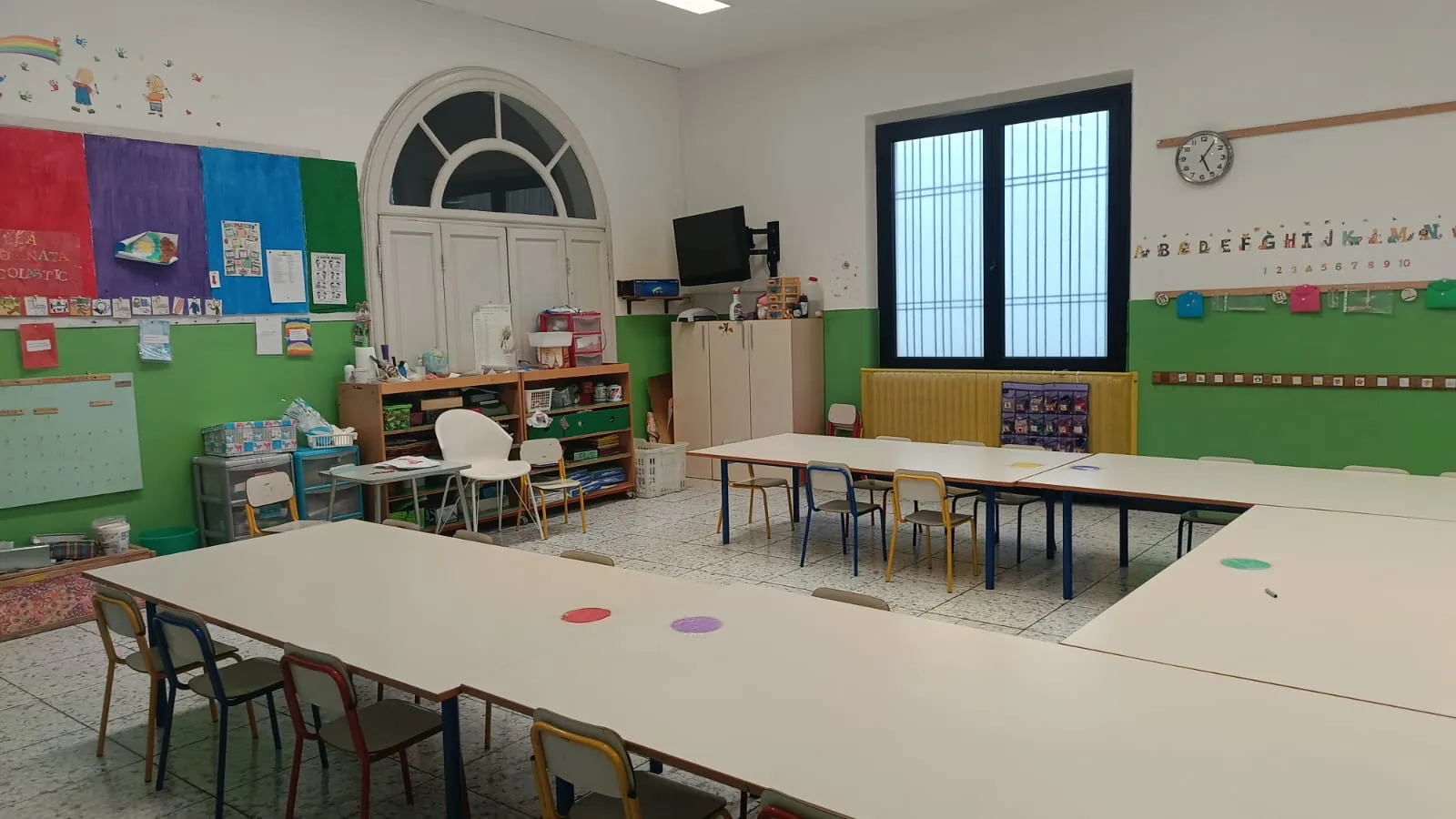 Aula con i tavoli disposti a ferro di cavallo per le attività di sezione