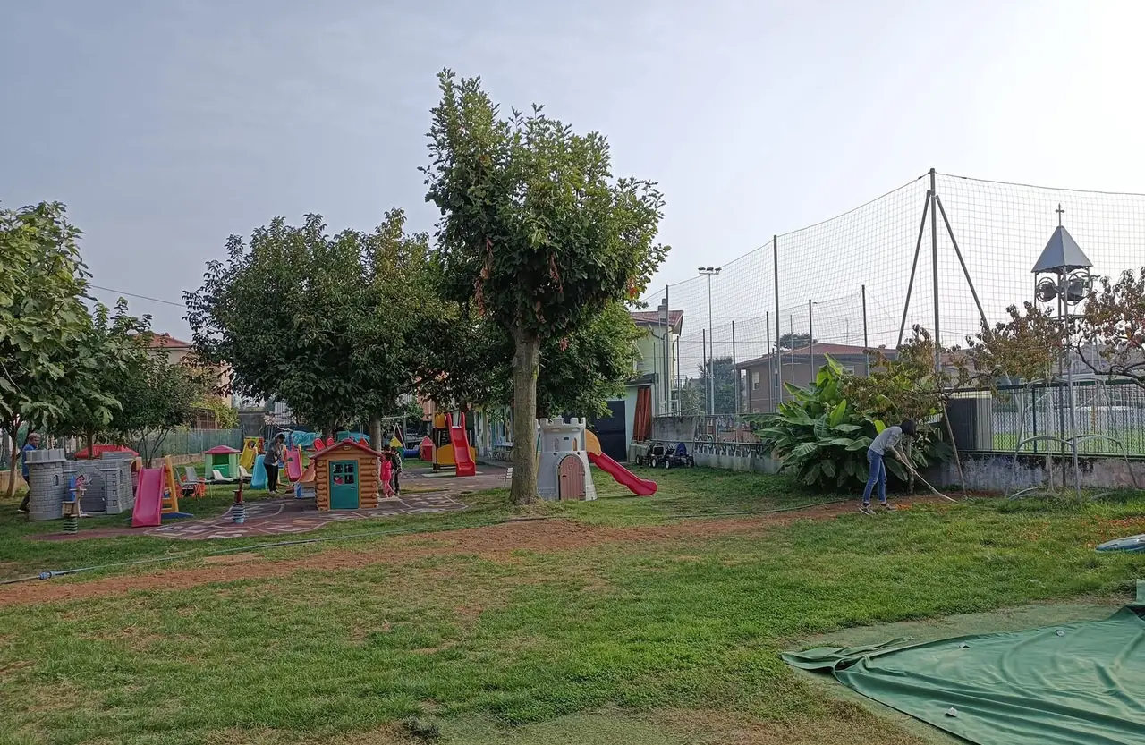 Giardino alberato della scuola dell'infanzia di Albegno con casette e scivoli