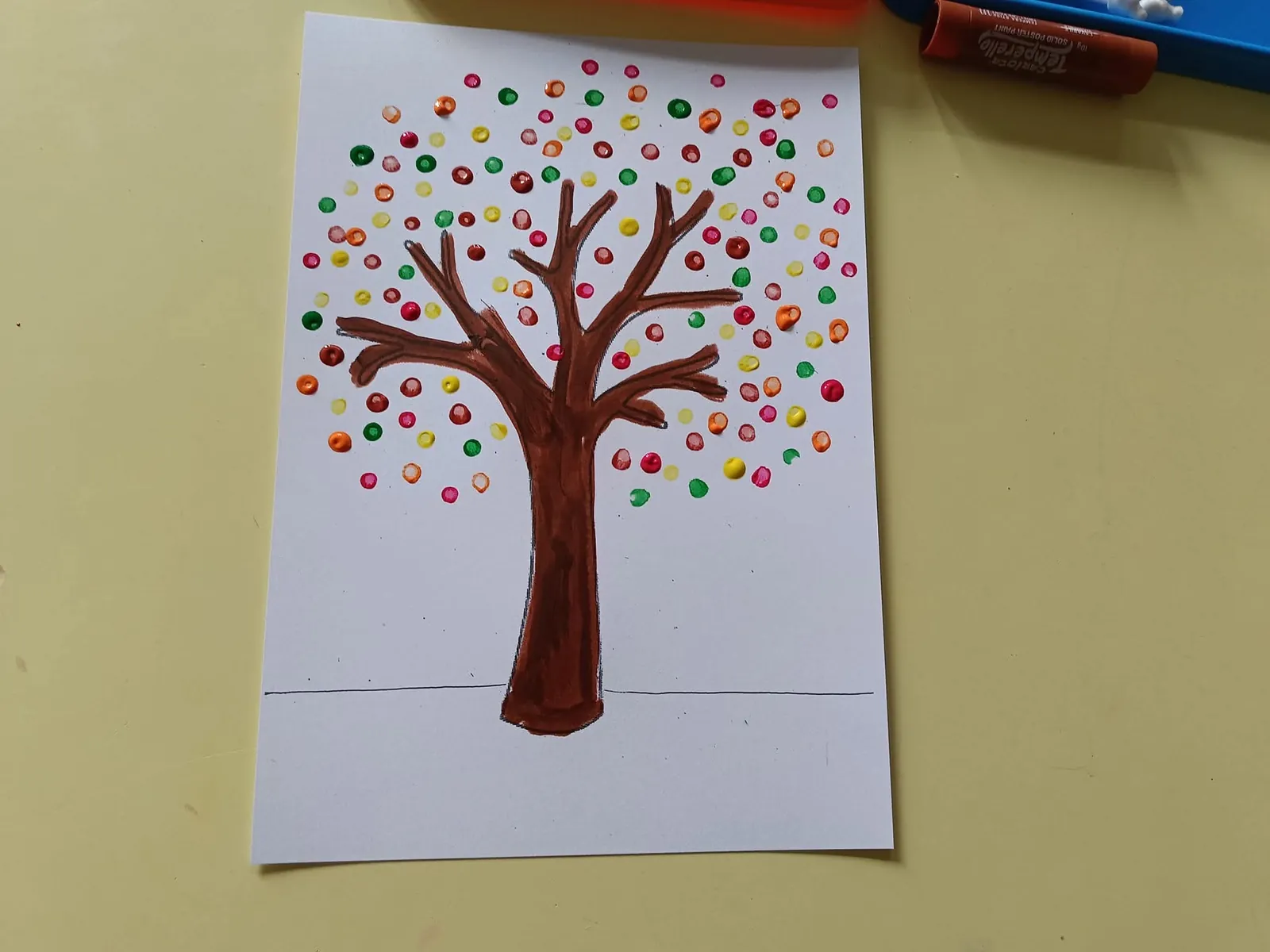Albero d'autunno dipinto con le impronte delle dita nel laboratorio di arte