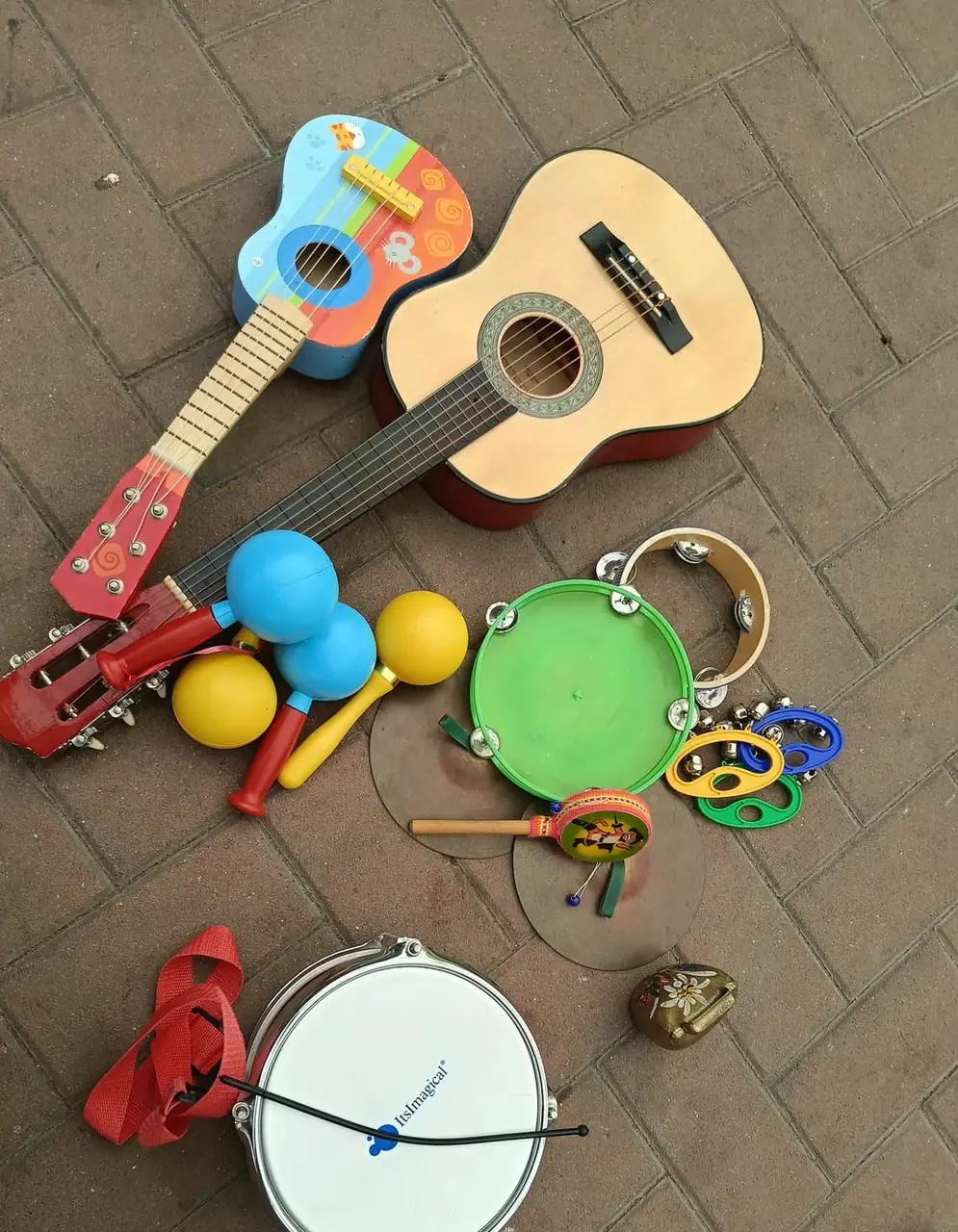 Chitarre, tamburo, maracas e tamburelli del laboratorio di musica
