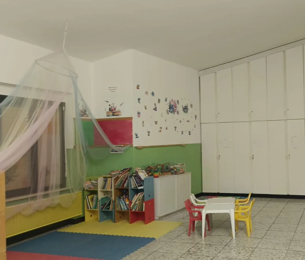 Salone dei giochi con l'angolo lettura e la piccola libreria